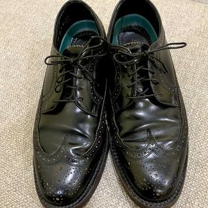 Vintage Florsheim Imperial black wingtip in size 8.  Made in USA.